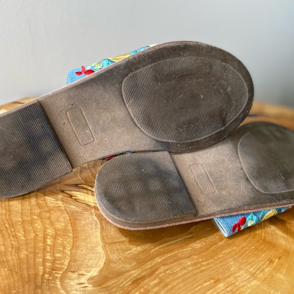 Floral Embroidered Denim Slippers - Picture 10 of 11